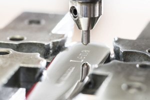 Gravur von Schmuckstücken.
